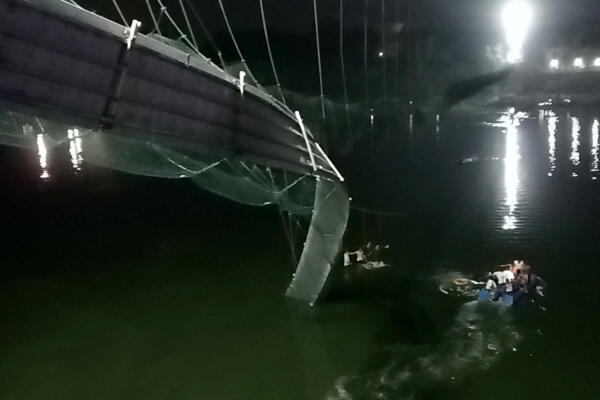 Une partie endommagée du pont suspendu après son effondrement dans la ville de Morbi, dans l'État occidental du Gujarat en Inde, le 30 octobre 2022.