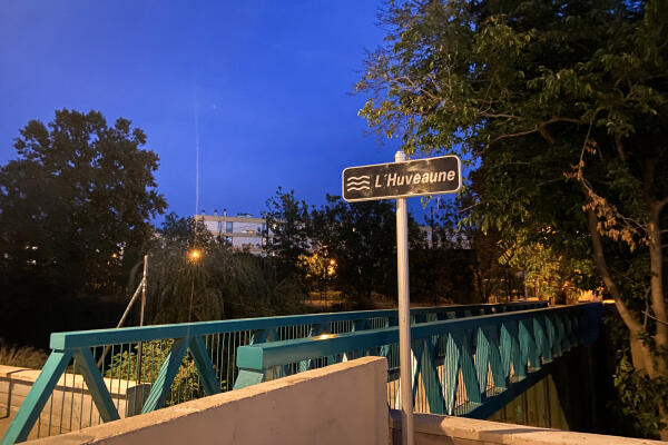 C'est aux abords de ce pont que le corps d'un enfant de 12 ans a été retrouvé au bord de la rivière l'Huveaune à Marseille, le 29 octobre 2022.