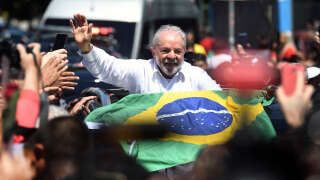 Lula salue ses partisans en quittant le bureau de vote, lors du second tour de l’élection présidentielle, à Sao Paulo, Brésil, le 30 octobre 2022.