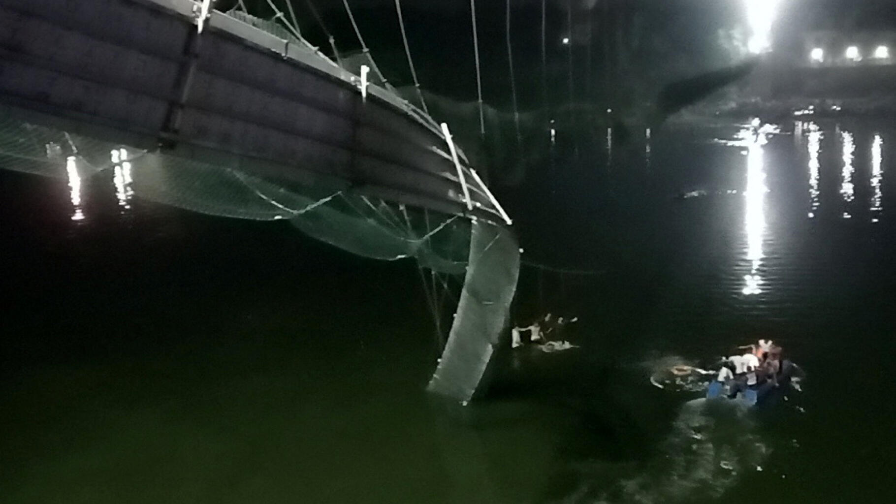 In India, un ponte è crollato e ha ucciso almeno 75 persone