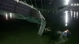 Partie endommagée d'un pont suspendu qui s'est effondré dans le village de Morbi, Gujarat, Inde occidentale, le 30 octobre 2022.