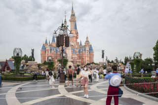 Des centaines de touristes bloqués et confinés à Disneyland Shanghai à cause du Covid