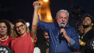 Lula, ici à São Paulo avec son épouse dimanche 30 octobre au soir, a fêté sa victoire à la présidentielle brésilienne mais s’inquiète du silence de Jair Bolsonaro.