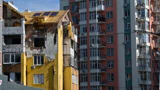 Au moins cinq explosions ont été entendues à Kiev ce lundi 31 octobre. (Photo d’illustration : Un immeuble détruit par une frappe russe à Irpin, dans la région de Kiev, le 16 septembre).