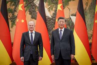 Au cours d’une visite controversée, le chancelier allemand appelle à « renforcer » les liens avec Pékin