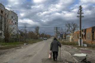 Les Russes quittent Kherson, mais les Ukrainiens craignent un piège