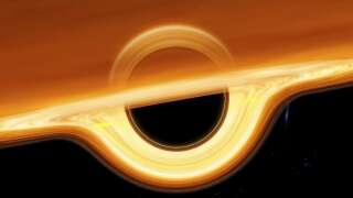 Un travail de trous noirs. Un trou noir est une région de l'espace-temps dont la gravité est si forte que même la lumière ne peut s'en échapper. Ils sont créés lorsque des étoiles massives meurent. Il est entouré d'un disque d'accrétion de matière, et sa lumière est déformée par sa forte force gravitationnelle. L'avant du disque et la partie derrière le trou noir sont visibles, tout comme la face inférieure (arc supérieur) du disque, dont la lumière est courbée sur le trou vers l'observateur.