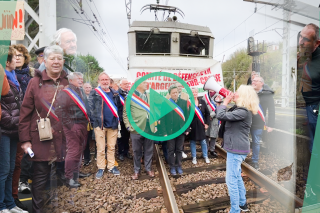 À Argenton-sur-Creuse, ces usagers de la SNCF « stoppent » les trains pour défendre leur gare 
