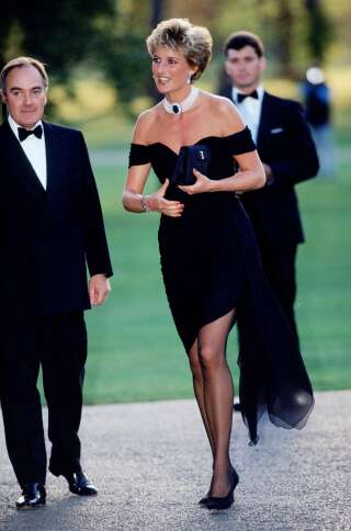 LONDONAS – BIRŽELIO 29 d.: (FILDO NUOTRAUKA) Lordas Palumbo sveikina princesę Dianą, vilkinčią trumpą juodą kokteilinę suknelę, kurią sukūrė Christina Stambolian, kai ji 1994 m. birželio 29 d. Londone, Anglijoje, dalyvauja iškilmingoje ceremonijoje Haid parko Serpentine galerijoje.  (Timo Grahamo nuotraukų bibliotekos nuotrauka per „Getty Images“)