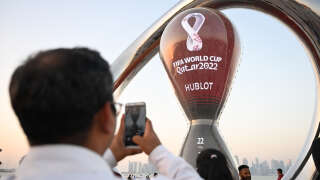 La Cnil conseille aux supporters qui iront au Qatar d’utiliser un téléphone jetable (Photo d’illustration : devant le monument qui décompte le temps avant la Coupe du monde 2022 à Doha, le 29 octobre).