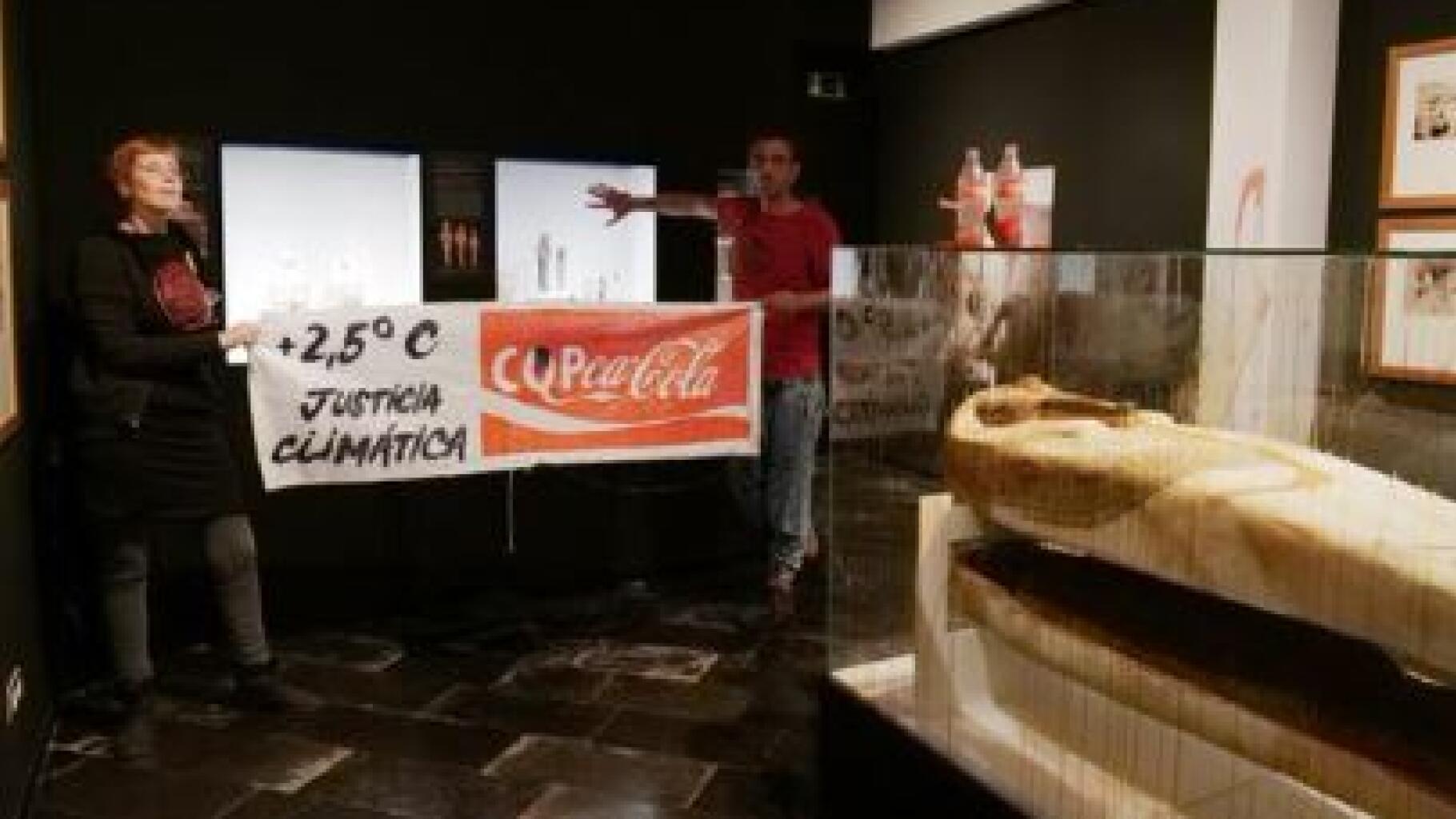 In Spanien haben Umweltaktivisten Coca-Cola auf den Käfig einer ägyptischen Mumie gesprüht