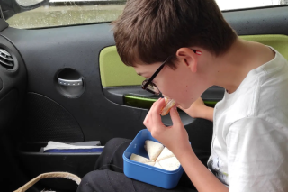 Mon fils porteur de handicap doit manger dans la voiture parce qu’il n’a plus d’AESH