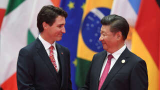 Le Premier ministre canadien Justin Trudeau serre la main du président chinois Xi Jinping (à droite) devant un portrait de famille des dirigeants du G20 à Hangzhou, le 4 septembre 2016 - Les dirigeants mondiaux se réunissent à Hangzhou pour assister au sommet. Le 11e Sommet du G20 a lieu du 4 septembre au 5 (Photo : Greg Baker/AFP)