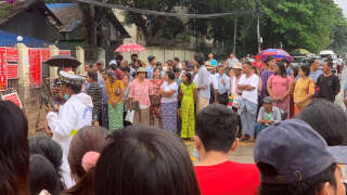 Relatives stand outside Insein prison as they wait for the release of prisoners in Yangon on November 17, 2022. - Myanmar's military said November 17 it will release almost 6,000 prisoners including a former British ambassador, a Japanese journalist and an Australian economics adviser who will be deported, in a rare olive branch from the isolated junta. (Photo by AFP)