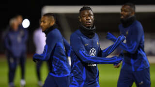 ETIVAL-CLAIREFONTAINE, FRANCE - NOVEMBER 15: Eduardo Camavinga warms up during a Team France training session at Centre National du Football on November 15, 2022 in Etival-Clairefontaine, France. (Photo by Aurelien Meunier/Getty Images)