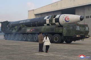 Au milieu des tensions croissantes avec Séoul et Washington, le dirigeant nord-coréen a inspecté le missile avant son lancement, exposant avec désinvolture sa fille pour la première fois.