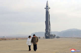 Le dirigeant nord-coréen Kim Jong Un (à droite) marchant avec sa fille devant un missile balistique intercontinental (ICBM ) « Hwasong Gun 17 ».