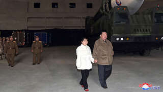 Cette photo prise le 18 novembre 2022 montre le dirigeant nord-coréen Kim Jong Un marchant avec sa fille alors qu’il inspecte un nouveau missile balistique intercontinental avant son lancement.