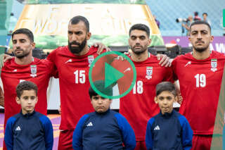 Les footballeurs iraniens refusent de chanter leur hymne, sifflé par des supporters