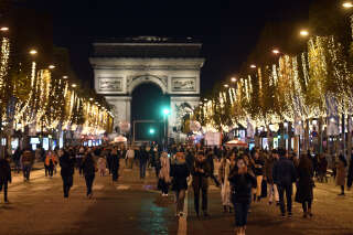 Louane éteint les illuminations des Champs-Élysées dès 23h45, sobriété énergétique oblige