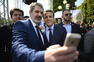 Macron en opération selfies et câlinothérapie avec les maires