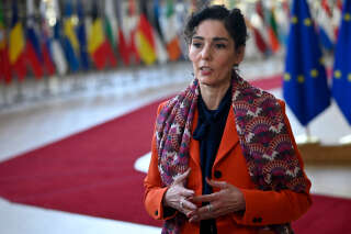 Il ministro degli Esteri belga Hadja Lahbib parla alla stampa durante una riunione del Consiglio Affari esteri presso la sede dell'UE a Bruxelles il 14 novembre 2022. (Foto di John THYS / AFP)