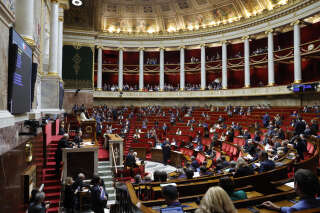 Cette photo prise le 24 novembre 2022 montre une vue générale de l'Assemblée nationale alors que le ministre français de la Justice Eric Dupond-Moretti (C) s'exprime lors d'une séance sur les propositions du parti La France Insoumise (LFI) à Paris.  (Photo : Geoffroy Van der Hasselt / AFP)