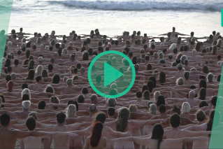 À Sydney, 2 500 personnes posent nues sur la plage pour une bonne cause