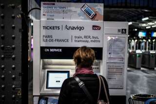 A commuter buys a ticket for the RATP (Paris' public transports operator) public transport at a vending machine, at the Gare de l'Est train station, in Paris, on December 23, 2019, on the 19th day of a nationwide multi-sector strike against the government's pensions overhaul. (Photo by STEPHANE DE SAKUTIN / AFP)