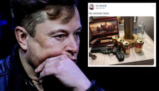 Elon Musk a choqué les internautes en partageant une photo de sa table de chevet sur Twitter.