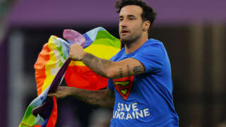 Mario Ferry, l’invasore della Terra con bandiera LGBT+, è partito gratis