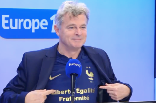 Le maillot des Bleus de Fabien Roussel, invité ce mardi 29 novembre de la matinale de Europe1, se veut un message à l’Équipe de France dans la compétition au Qatar.