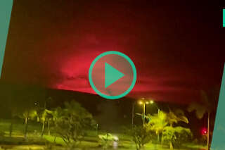 Le ciel d’Hawaï se teinte de rouge avec l’éruption du volcan Mauna Loa