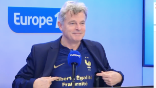 Le maillot des Bleus de Fabien Roussel, invité ce mardi 29 novembre de la matinale de Europe1, se veut un message à l’Équipe de France dans la compétition au Qatar.