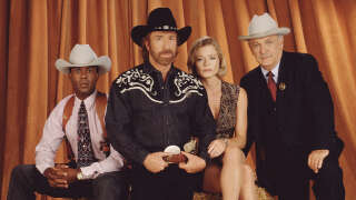 Les acteurs de « Walker, Texas Ranger » en 1995. De gauche à droite : Clarence Gilyard Jr. (dans le rôle de James Trivette), Chuck Norris (dans le rôle de Cordell Walker), Sheree J. Wilson (dans le rôle d’Alex Cahill) et Noble Willingham (dans le rôle de C.D. Parker).