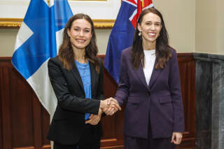 La Première ministre finlandaise Sanna Marin (à gauche) et la Première ministre néo-zélandaise Jacinda Ardern (à droite) posent ensemble, lors de leur première rencontre officielle le 30 novembre 2022 à Auckland.