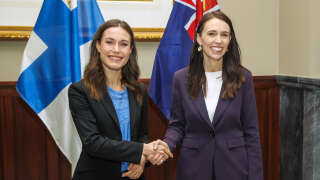 La Première ministre finlandaise Sanna Marin (à gauche) et la Première ministre néo-zélandaise Jacinda Ardern (à droite) posent ensemble, lors de leur première rencontre officielle le 30 novembre 2022 à Auckland.