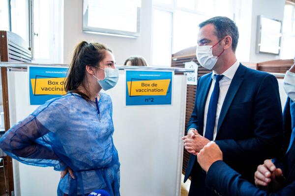 Hôpital : Les Français favorables au retour des soignants non-vaccinés contre le covid, si… (photo d'illustration prise le 15 juin 2021 à Paris)