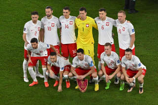 Los jugadores del equipo nacional de Polonia posan antes del inicio del partido de fútbol del Grupo C de la Copa Mundial de Qatar 2022 entre Polonia y Argentina en el Estadio 974 en Doha el 30 de noviembre de 2022. (Foto de Glyn KIRK / AFP)