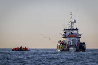 Mise en cause, la France va affréter deux navires supplémentaires dans la Manche pour secourir les migrants