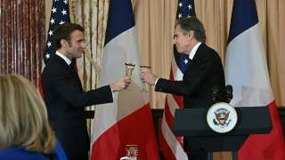 Le secrétaire d’État américain Antony Blinken porte un toast avec le président français Emmanuel Macron lors d’un déjeuner au département d’État américain à Washington, DC, le 1er décembre 2022. (Photo : ROBERTO SCHMIDT / AFP)