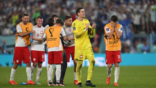 Le gardien de but Wojciech Szczesny célèbre avec ses coéquipiers la qualification de la Pologne pour les huitièmes de finale de la Coupe du monde Qatar 2022.