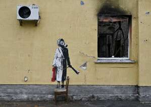 Cette photo d’archive prise le 16 novembre 2022 montre un graffiti réalisé par Banksy sur le mur d’un bâtiment détruit dans la ville de Gostomel, près de Kiev, en pleine invasion russe de l’Ukraine. - La police ukrainienne a déjoué une tentative de vol d’une œuvre d’art attribuée au célèbre artiste britannique Banksy, peinte au pochoir dans la banlieue de Kiev, ont indiqué les autorités locales. (Photo par Genya SAVILOV / AFP)