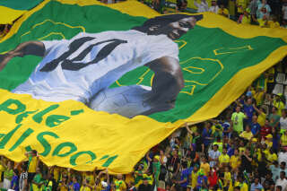 Au Qatar, Pelé soutenu par le monde du foot, inquiet pour sa santé