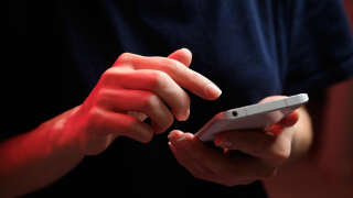 Selon les données de l'Arcep, en 2021, les Français enverront encore en moyenne 120 SMS par mois.