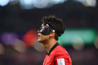 Pourquoi ces footballeurs portent-ils un drôle de masque au Qatar ? 