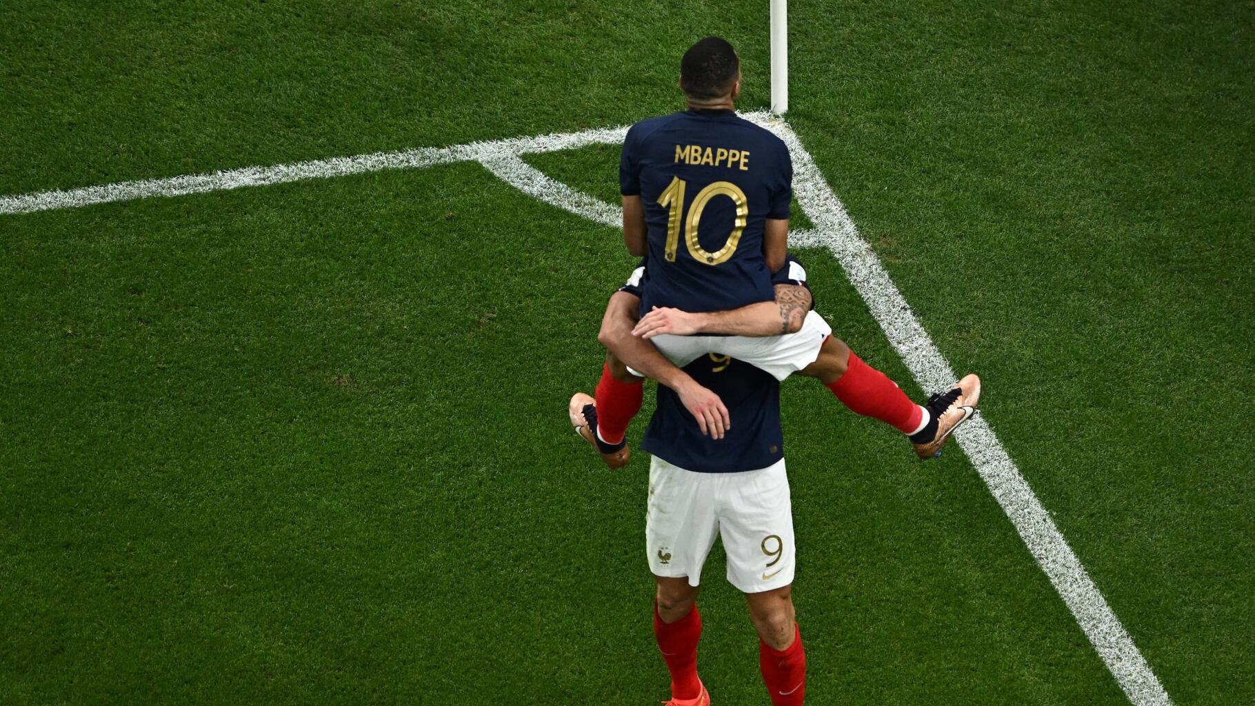 Cette photo de Mbappé dans les bras de Giroud fait fondre tout le monde
