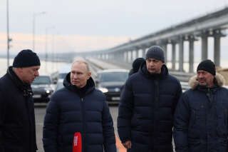 Deux mois après l’explosion de son pont de Crimée, Poutine se met en scène dessus