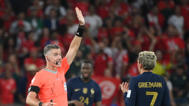 L’arbitre néo-zélandais Matthew Conger lors de son refus d’accorder un but à l’attaquant français Antoine Griezmann après un examen VAR lors du match entre la Tunisie et la France en Coupe du monde.