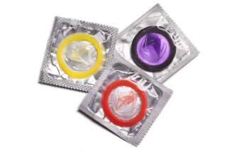 Macron dit « banco » pour la gratuité des préservatifs pour les mineurs